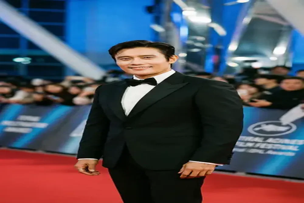 成人视频合作国际男演员红毯照